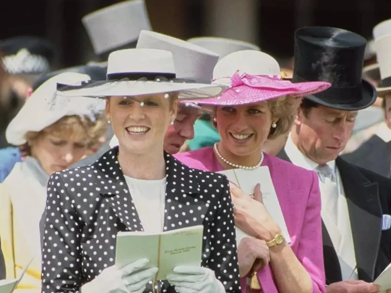 lady-di-y-sarah-ferguson-sonriendo-en-un-evento-real-en-los-años-ochenta|Foto: Getty Images 