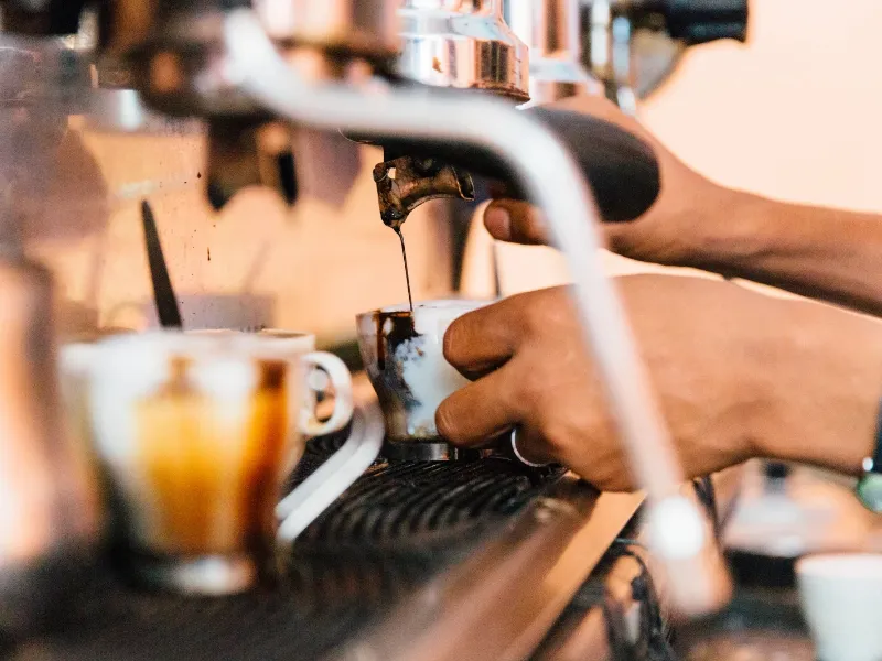 Pluriempleo: una estrategia de supervivencia ante el coste de vida El pluriempleo crece en España por necesidad económica. Más de 585.000 trabajadores compaginan empleos para afrontar el coste de vida, según la Encuesta de Población Activa (EPA)