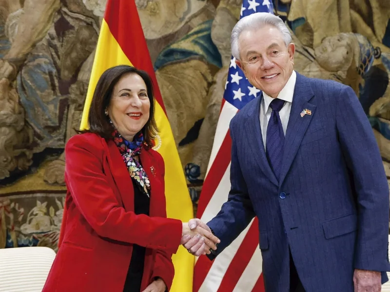 ministra-de-defensa-saludando-al-embajador-de-eeuu-benjamin-leon|Foto: OK Diario 