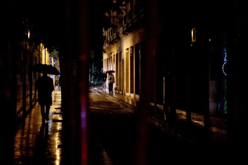 Calles poco iluminadas en Barcelona, sinónimo de inseguridad o peligro|Foto: La Vanguardia/Àlex Garcia