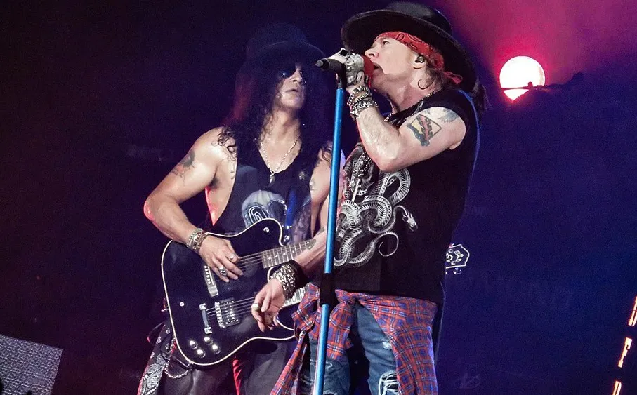 Axl Rose y Slash músicos de la famosa banda Guns N' Roses|Foto: Ed Vill / Wikimedia Commons