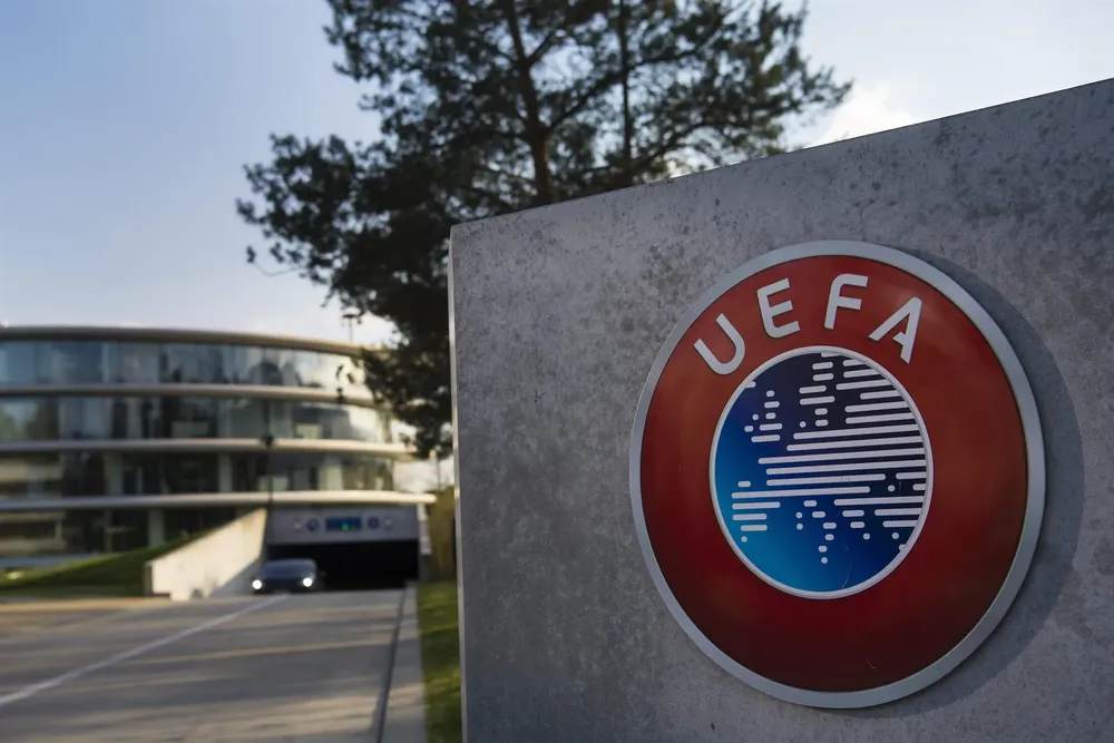 Entrada de la sede de la UEFA en Nyon (Suiza)|Foto: EFE/Jean-Christophe Bott