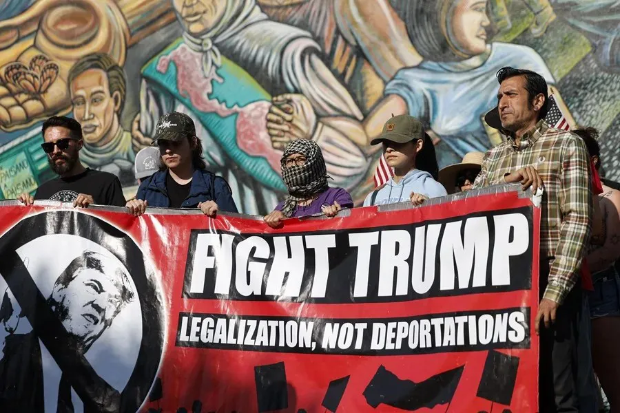 Protesta contra las políticas migratorias de Donald Trump en Los Ángeles|Foto: EFE/Caroline Brehman Trump demanda a Los Ángeles por las políticas
migratorias de «ciudad santuario» 