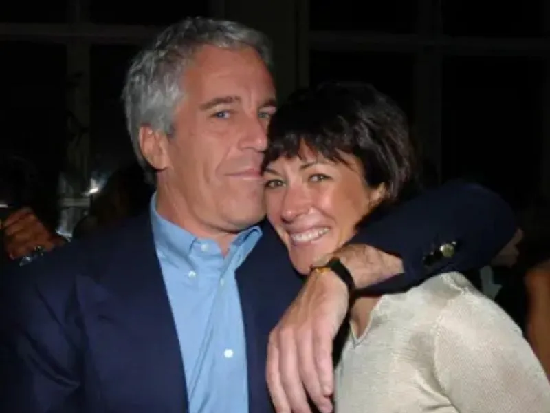 ghislaine-maxwell-declaracion-virtual-clemencia-trump-caso-epstein|Foto: Getty Images  Ghislaine Maxwell propone exculpar a Donald Trump de cualquier vínculo con el caso Epstein si recibe clemencia presidencial. Detalles de su polémica declaración