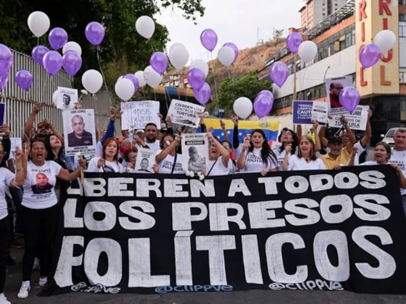 familiares-abrazan-excarcelados-venezuela-foro-penal-recaptura-juan-pablo-guanipa|Foto: Infobae La ONG Foro Penal confirma 35 nuevas liberaciones de presos políticos este domingo. El balance asciende a 391 excarcelados en 2026, pese a la recaptura de Juan Pablo Guanipa