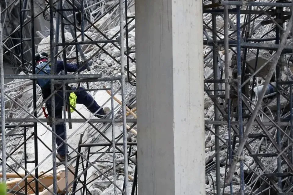 Labores de búsqueda en el edificio que se derrumbó en Bangkok por el terremoto de Birmania|Foto: EFE/EPA/Narong Sangnak Terremoto en Birmania: Junta militar sube a 2.719 los muertos y a 4.521 los heridos

