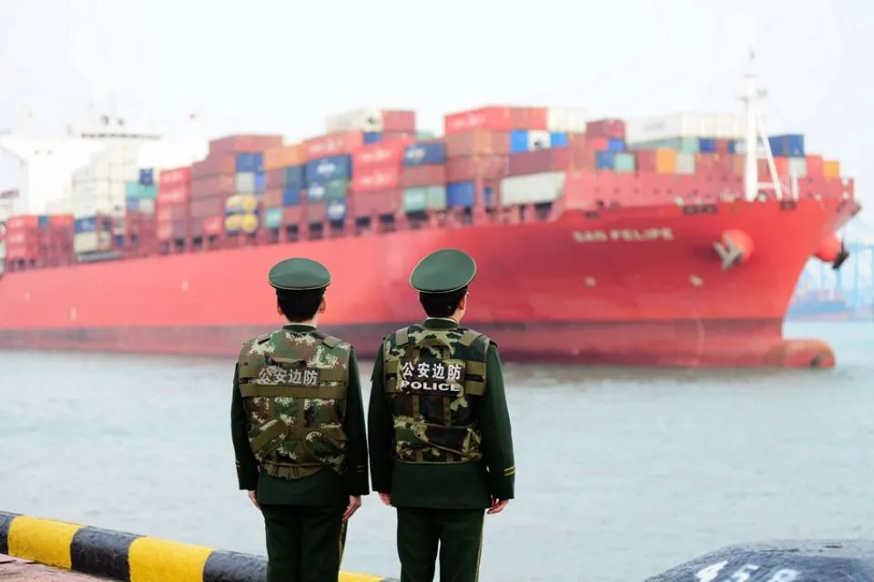 Dos guardias fronterizos en un puerto en Qingdao en China|EFE Yu Fangping