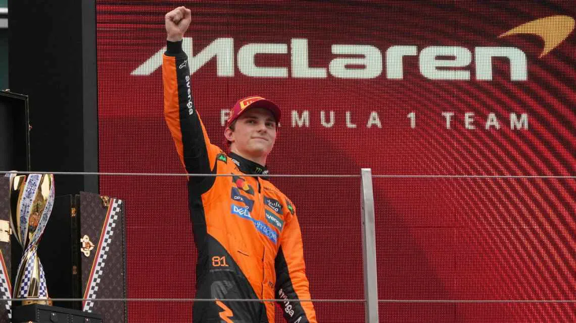 Oscar Piastri en lo más alto del podio en China | Foto: AP Photo/Andy Wong Oscar Piastri, de la McLaren, ganó este domingo el Gran Premio de China, el segundo circuito del campeonato mundial de Fórmula 1 en la temporada 2025
