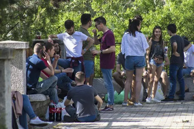 Jóvenes durante una fiesta de la Universidad Complutense de Madrid (Archivo) | Foto: El Mundo