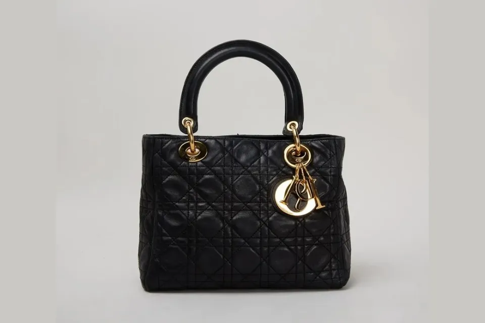 Un bolso de piel de cordero de la marca Dior que forma parte del armario de la princesa Diana de Gales|Foto: EFE/Julien'