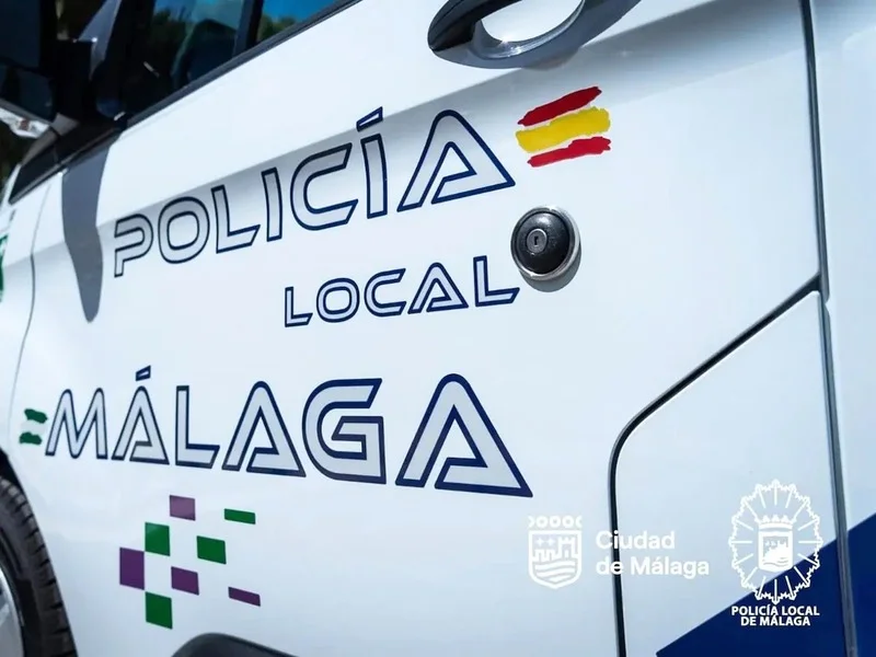dos-jovenes-entregan-cartera-perdida-a-policia-local-malaga|Foto: Policía Local/Málaga 