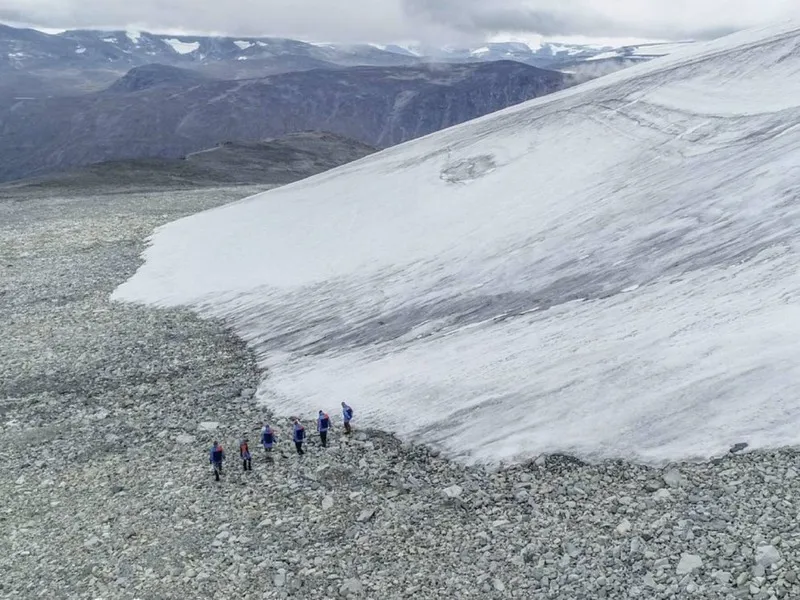 sandalia-cuero-arqueologia-glaciar-noruega-año-300|Foto: El Confidencial  El deshielo en el Horse Ice Patch de Noruega deja al descubierto un zapato del año 300 d.C. Un hallazgo arqueológico que conecta la moda romana con las cumbres nórdicas