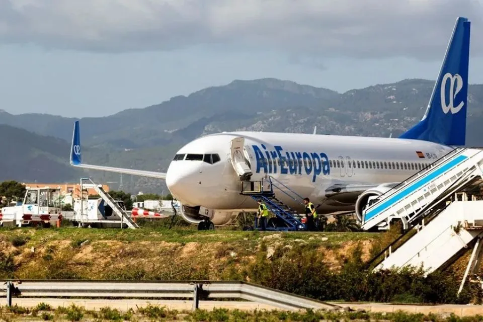 Un avión de la compañía Air Europa|Foto: EFE/Lliteres El Supremo cita a la empresaria que dijo que Ábalos cobró €500.000 por rescatar Air Europa