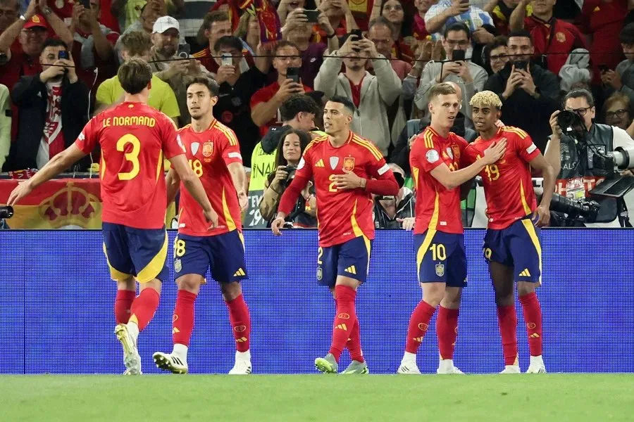 Jugadores de España, entre ellos, Lamine Yamal celebrando tras anotar el 5-1 ante Francia|Foto: EFE/Ronald Wittek