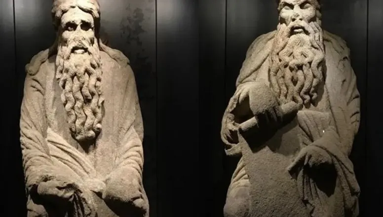 Estatuas de Isaac y Abraham, del Maestro Mateo, en Santiago de Compostela|Foto: Europa Press