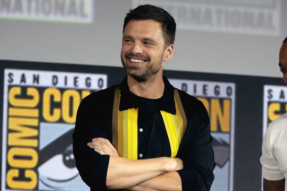 Sebastián Stan interpretará a Dos Caras en la secuela de The Batman | Foto: Wikimedia Commons  El actor del UCM, Sebastian Stan está a punto de entrar en el mundo de DC Studios. Los reportes señalan no solo su fichaje, sino su transformación en el villano Dos Caras, en la secuela del sombrío universo de Matt Reeves con el regreso confirmado del Joker de Barry Keoghan.