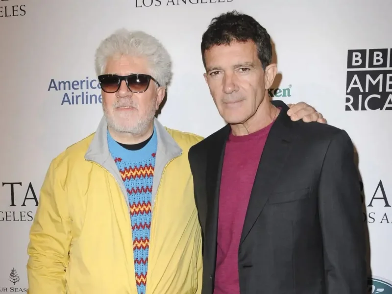 antonio-banderas-joven-junto-a-pedro-almodovar-cine|Foto: GTRES