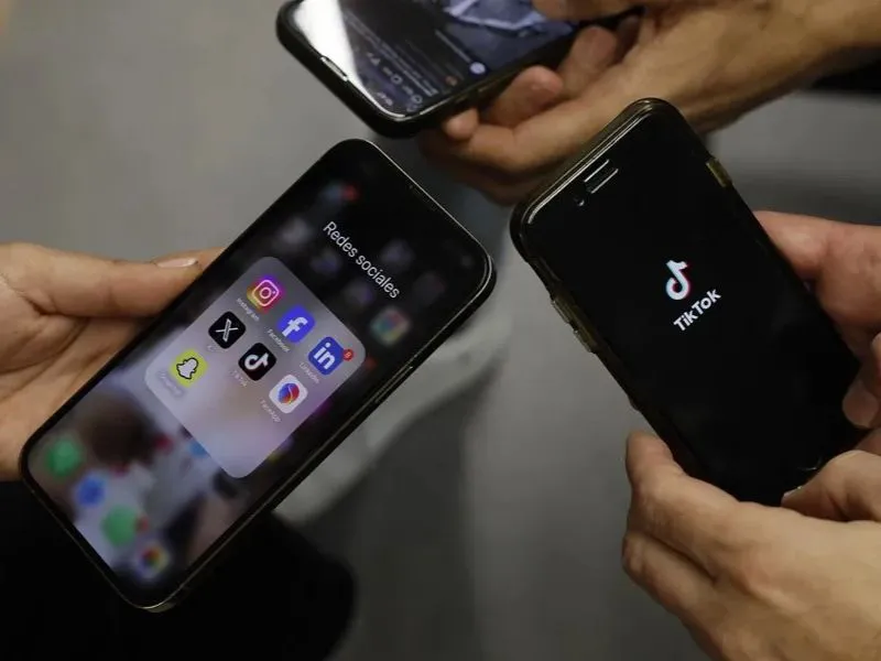 Amnistía Internacional: «TikTok gana dinero con las inseguridades de los adolescentes»|Foto: EFE/Ballesteros Amnistía Internacional acusa a TikTok de lucrarse con la salud mental de menores y exige reformas urgentes al algoritmo en Europa

