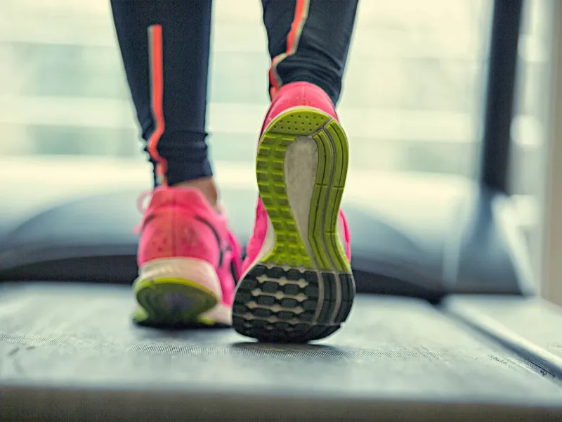¿Sabías que caminar hacia atrás puede fortalecer tus músculos?