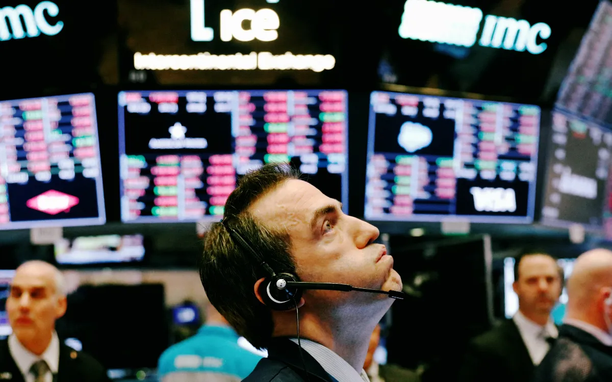 Wall Street cierra en roja tras imposición de aranceles| Foto: EFE Wall Street cerró en rojo tras la imposición de aranceles del 25% a México y Canadá, y de un 10% adicional a China, por parte del gobierno de Donald Trump
