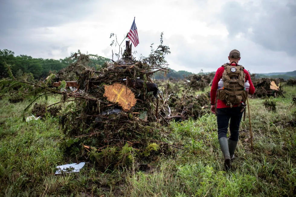 Voluntario busca víctimas de las inundaciones en el condado de Kerr, Texas, EEUU|Foto: France24/Reuters/Sergio Flores