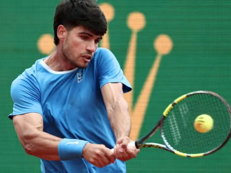 carlos-alcaraz-tenista-golpe-derecha-tierra-batida-montecarlo|Foto: AFP