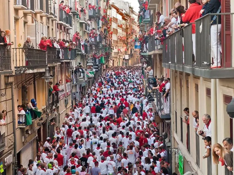Fiestas locales en España: tradición, identidad y cultura | Foto: Dreamstime.com Las fiestas locales en España reflejan tradición, identidad y cultura: procesiones, música, gastronomía y devoción en cada municipio.