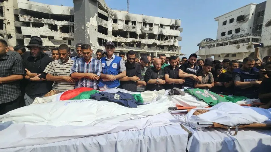 Periodistas asesinados en un ataque de precisión israelí a su tienda en la ciudad de Gaza|Foto: EFE/Ahmad Awad