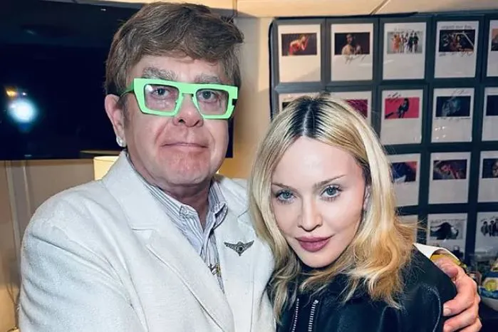 Elton John y Madonna abrazandose. |Foto: Instagram / @Madonna