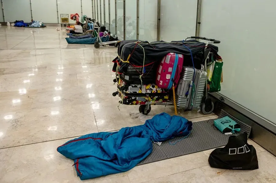 Personas sin hogar en el aeropuerto Adolfo Suárez Madrid-Barajas|Foto: EFE/Daniel González