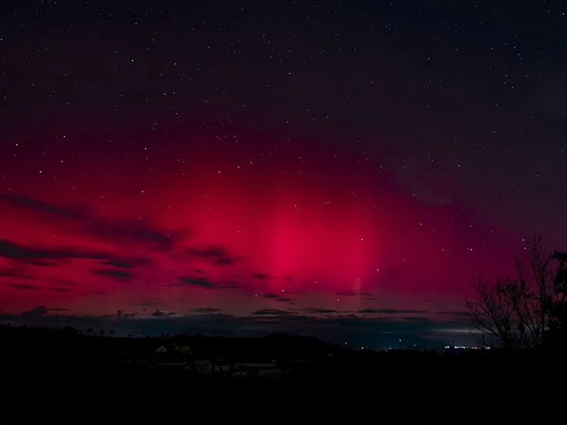 aurora-boreal-roja-en-cielo-de-espana-fenomeno-astronomico|Foto: EP ¿Por qué se ven auroras boreales en España? Análisis sobre la ciencia del Ciclo Solar 25, los mejores lugares para el avistamiento y por qué el cielo se vuelve rojo