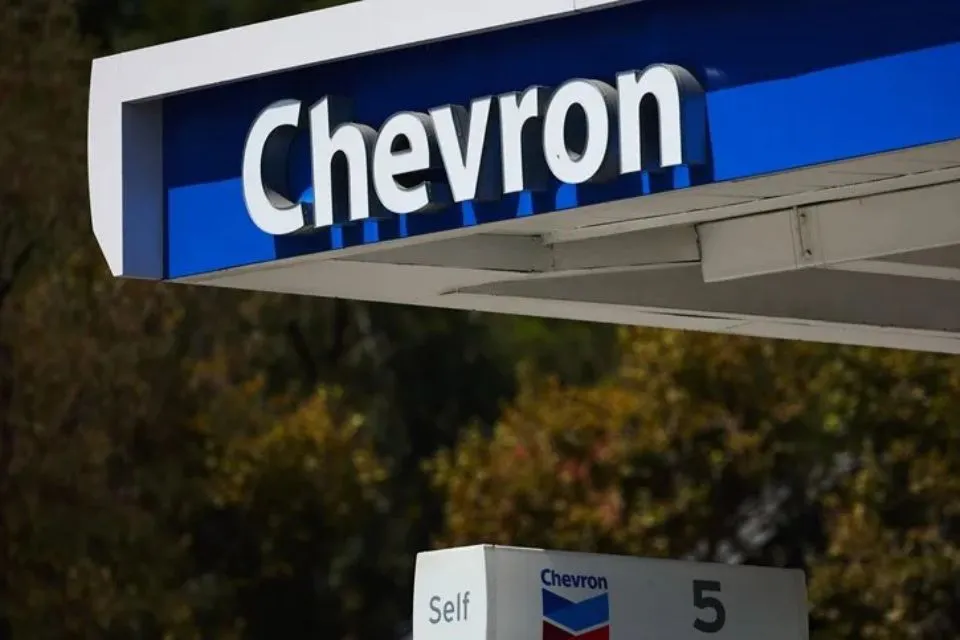 Una estación de gasolina de Chevron|Foto: EFE/Allison Dinner