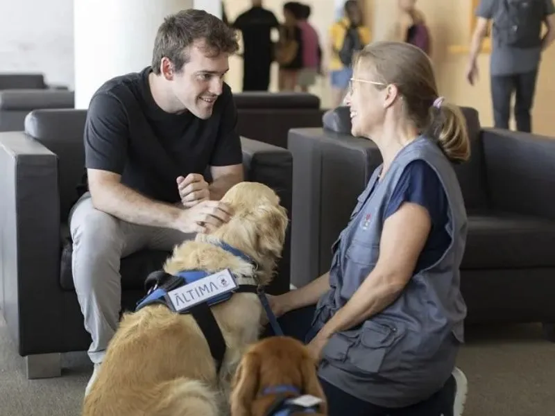 Terapia con perros en el tanatorio de la Ronda de Dalt de Barcelona|Foto: EFE/Marta Pérez