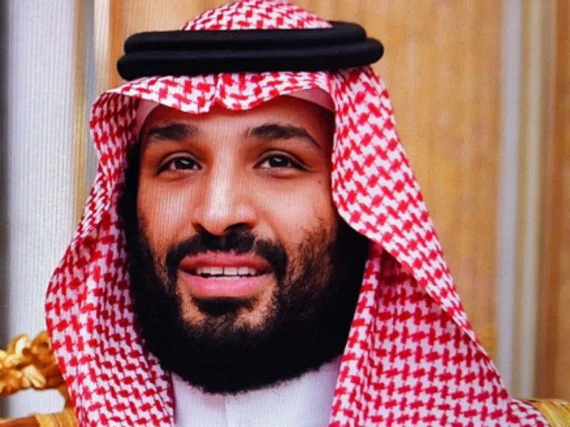 Camp-Nou-fachada-iluminada-contraste-billetes-euros-simbolizando-venta-barcelona|Foto: MSN Una información no confirmada, atribuida al príncipe Mohammed bin Salman, sobre la posible compra del FC Barcelona por 10.000 millones de euros, reabre el debate sobre la deuda del club