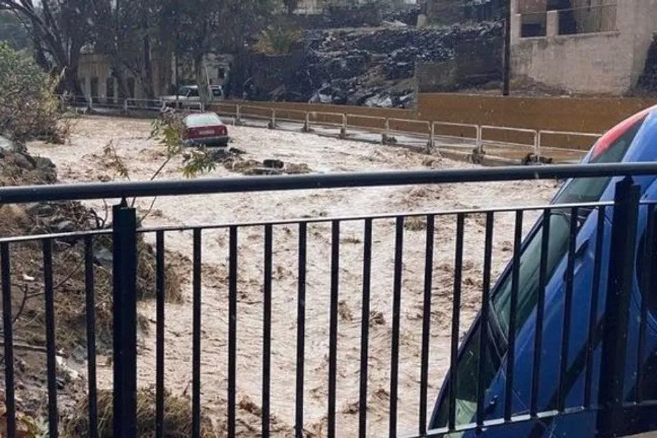 Carretera inundada en Telde, Gran Canaria|Europa Press| Gran Canaria y Tenerife sufren los efectos de la Dana: inundaciones en distintos puntos por las fuertes lluvias 