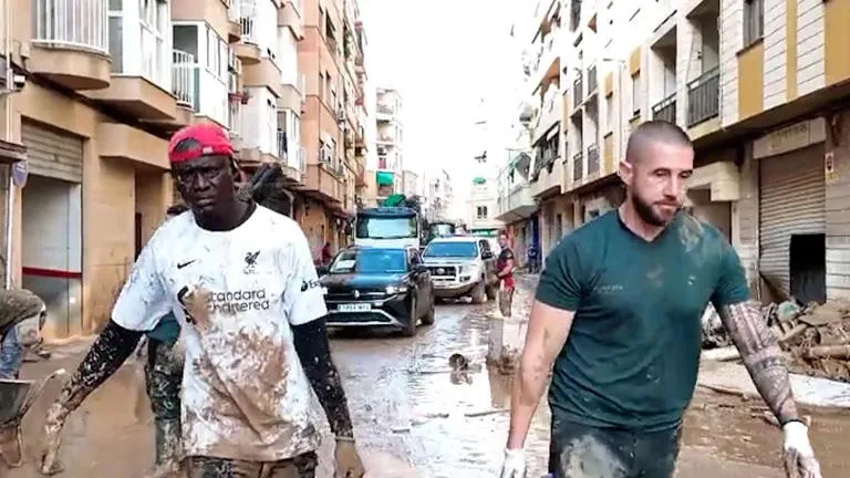 Senegaleses colaboran en Valencia| La Vanguardia 