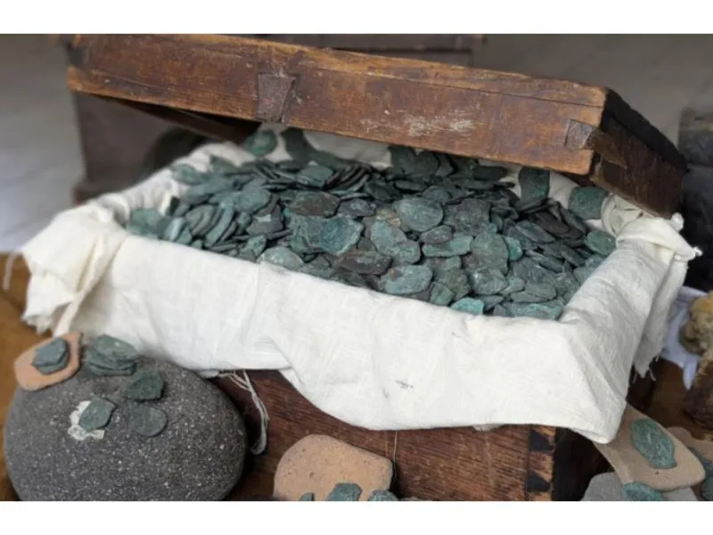 Hallan más de 1.000 monedas de oro y plata en Florida: tesoro español valorado en $1 millón|Foto: CNN Descubren monedas coloniales frente a la