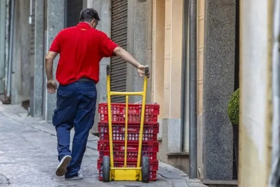 Un repartidor trabaja en Toledo|Foto: EFEÁngeles Visdómine