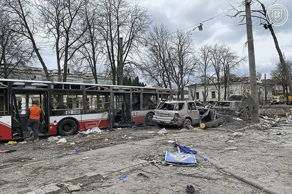 Daños en una calle de Sumi tras el bombardeo ruso del domingo|Foto: EFE/EPA/Guardia Nacional de Ucrania Ucrania: Rusia ataca con misiles balísticos a Sumi y con drones a las ciudades Odesa y Járkov desde este domingo 