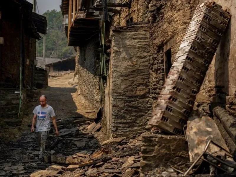 Casas afectadas por el incendio forestal en el pueblo de Cernego, Ourense, Galicia|Foto: EFE/Brais Lorenzo Despoblación rural y cambio climático agravan incendios forestales en municipios españoles vulnerables  

