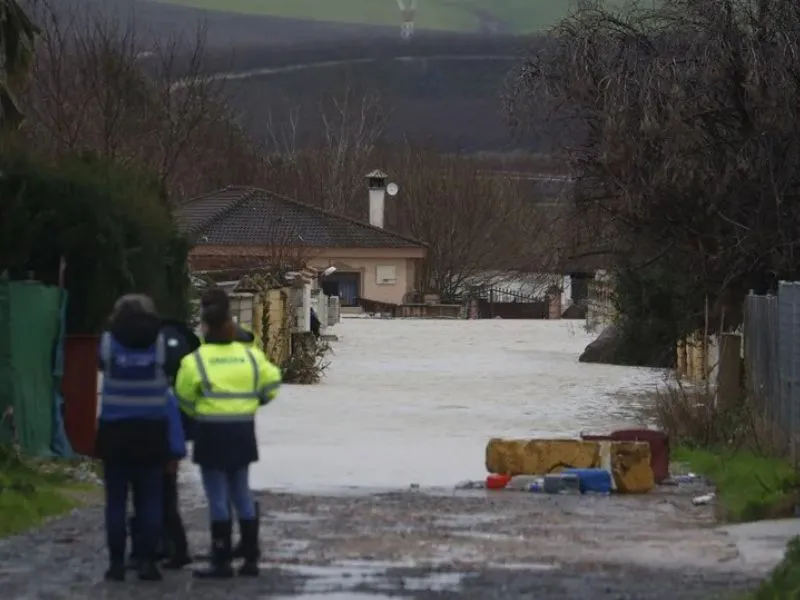 emergencias-evacuando-vecinos-en-borrasca-leonardo-lluvia|Foto: EFE/Salas La borrasca Leonardo obliga al desalojo de 8.000 personas en Andalucía. Grazalema queda aislada mientras la región se prepara para el impacto inminente de Marta

