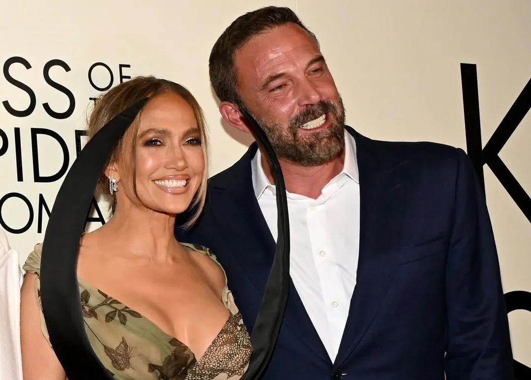 Jennifer Lopez y Ben Affleck reunidos en la alfombra roja del estreno de “El beso de la mujer araña”|Foto: Getty