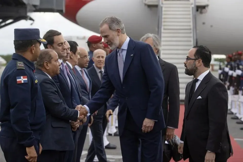 Felipe VI junto al viceministro dominicano de Política Exterior Francisco Caraballo|Foto: EFE/Orlando Barría