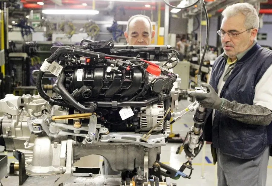 Trabajadores de la factoría que GM España tiene en Figueruelas (Zaragoza)|Foto: EFE/Javier Cebollada