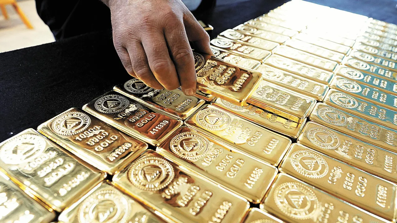 El oro sube tras incertidumbre de los aranceles se Dos bald Trump | Foto: Reuters El precio del oro sube al cotizarse en 2.918$ lo que representa una ganancia de  un 0.62%, frente a un dólar débilitado debido a la guerra comercial desatada entre Estados Unidos (EEUU), Canadá, México y China