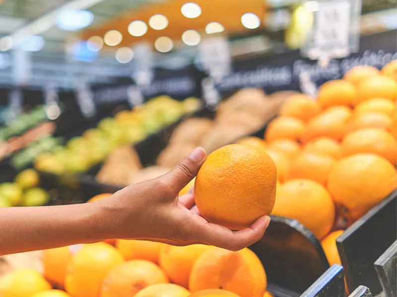 naranjas-en-un-supermercado-mercadona-en-españa-con-etiquetas-de-origen-nacional-y-europeo