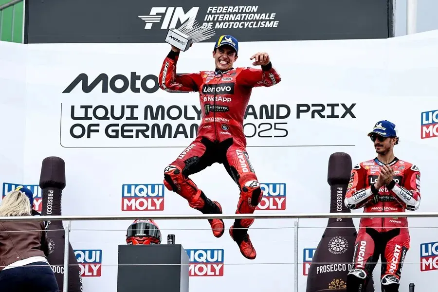 Marc Marquez celebra su victoria en el Gran Premio de Alemania de motociclismo|Foto: EFE/EPA/Filip Singer