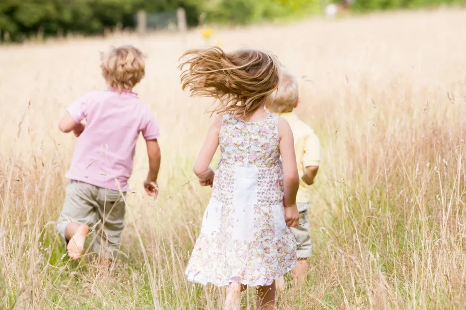 Niños jugando libremente en vacaciones