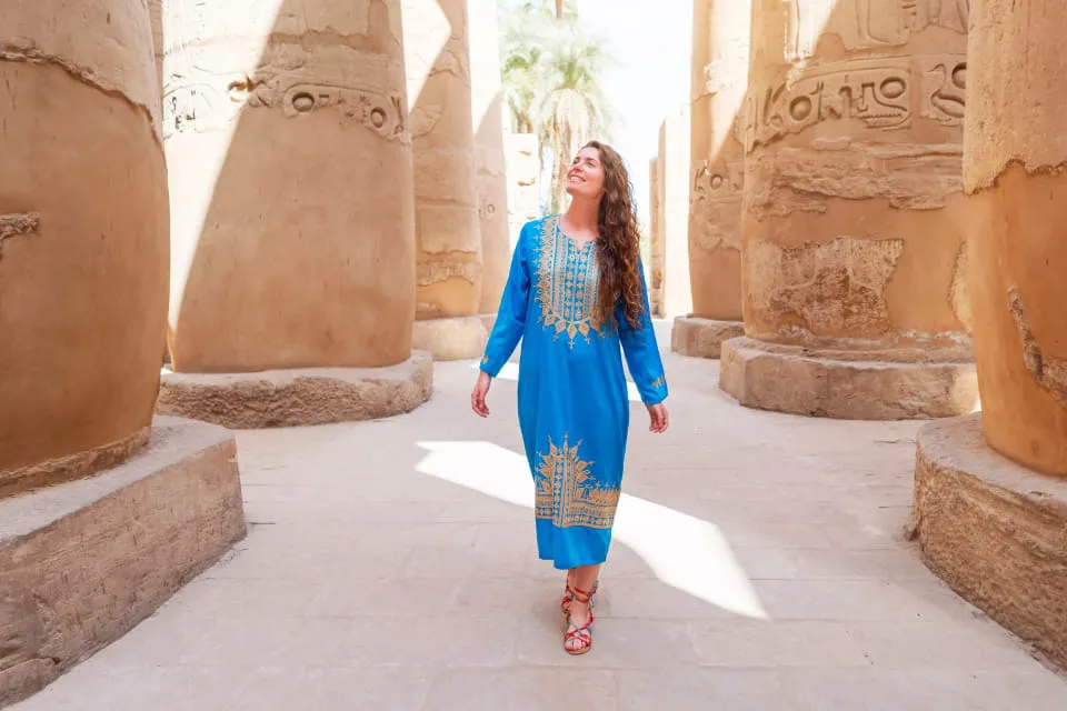 Mujer - turista - Egipto - El Cairo - Pirámides