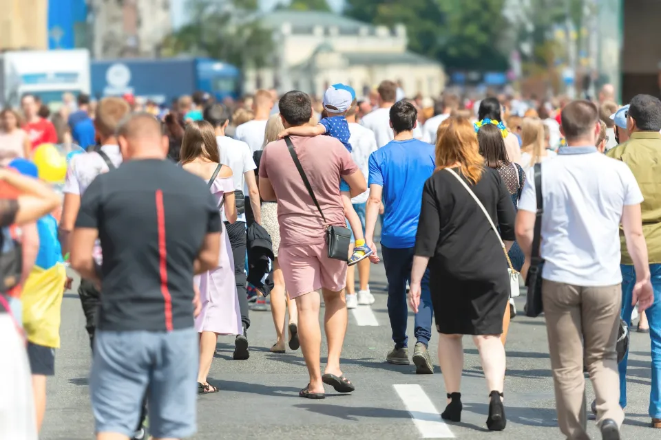 Personas caminando - población - caminar - mundo